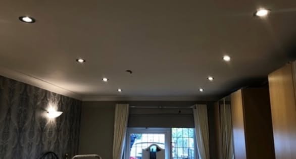 Spotlight and lighting installation